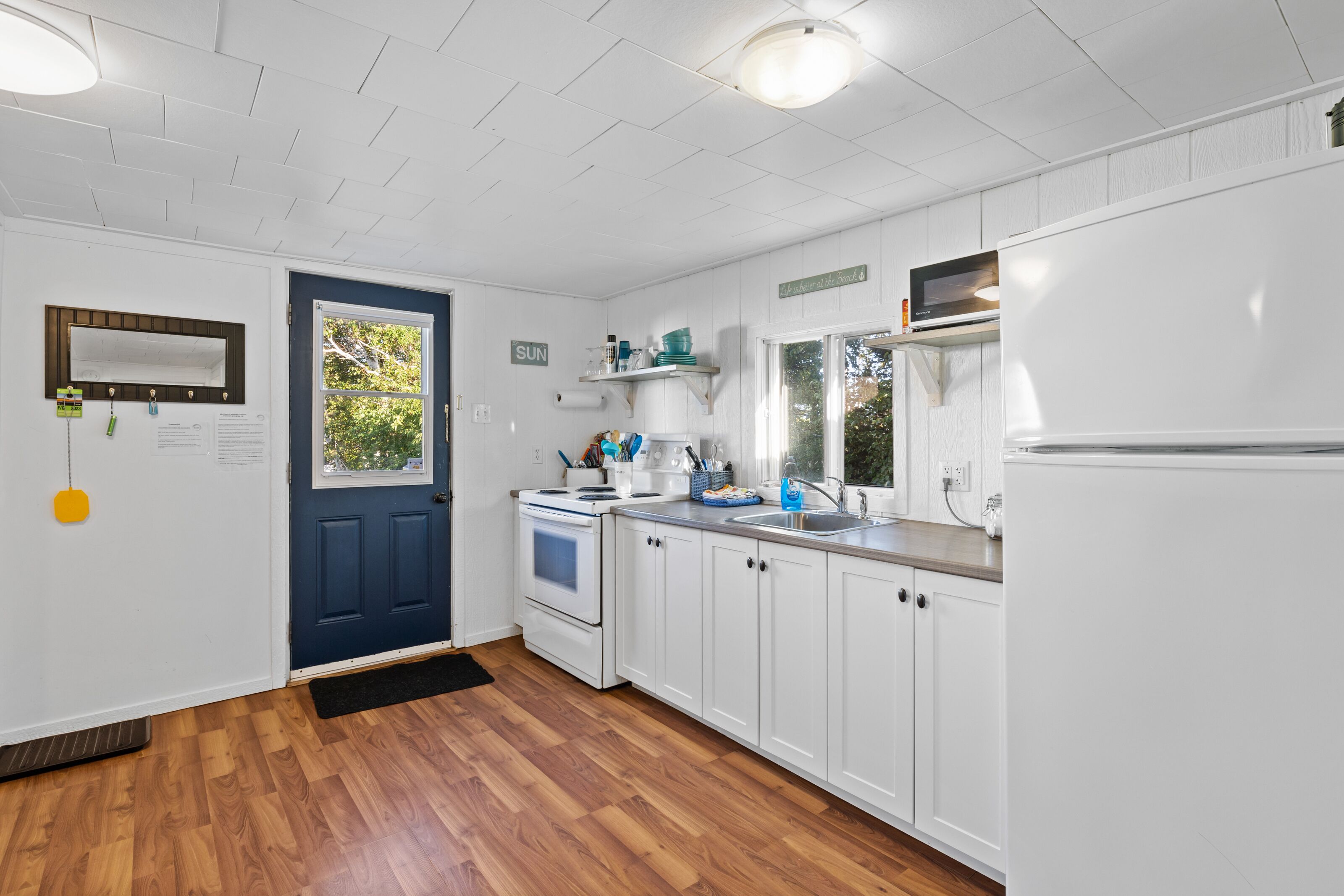 Mikrobølgeovn, ovn, kokeplater og kaffetrakter/tekoker