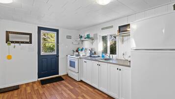 Mikrobølgeovn, ovn, kokeplater og kaffetrakter/tekoker