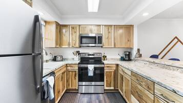 Frigorífico, microondas, horno y placa de cocina