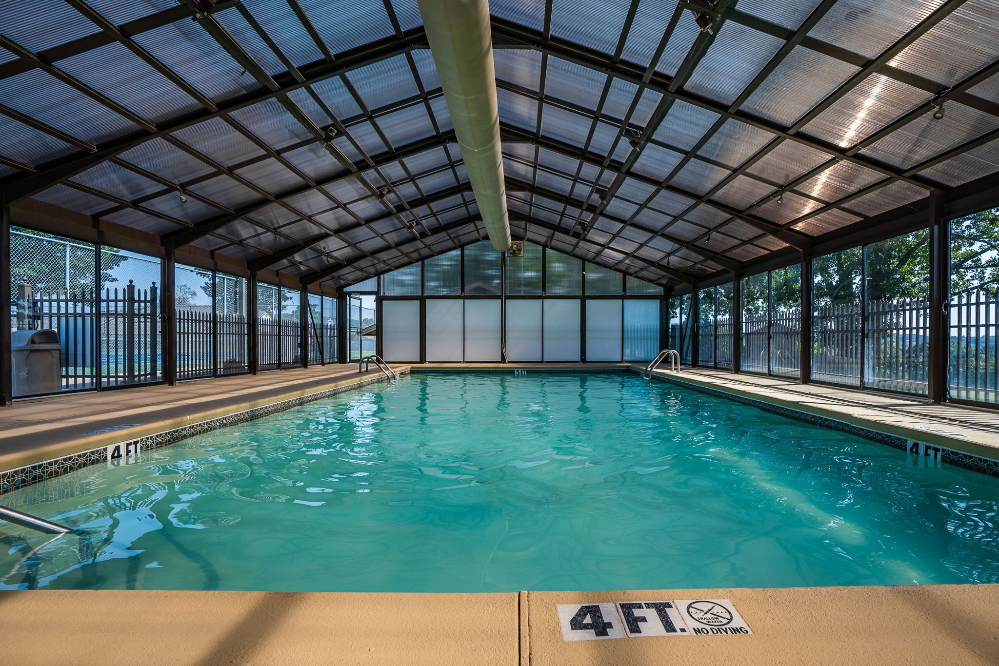 Una piscina cubierta, una piscina al aire libre