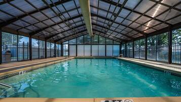 Una piscina cubierta, una piscina al aire libre