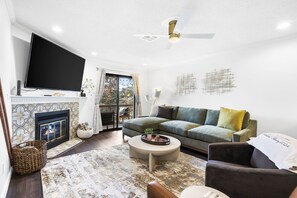 Smart TV, fireplace, music library, printers - 15% Off Pet-Friendly Condo at Pointe Royale water view and West Elm furniture!
(Branson)