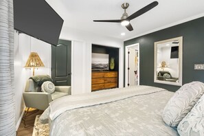 2 bedrooms, iron/ironing board, travel cot, free WiFi - 15% Off Pet-Friendly Condo at Pointe Royale water view and West Elm furniture!
 (Branson)