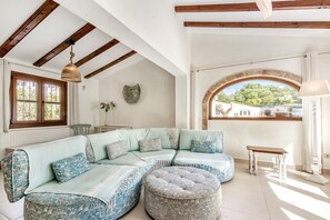 Télévision, cheminée, lecteur de DVD