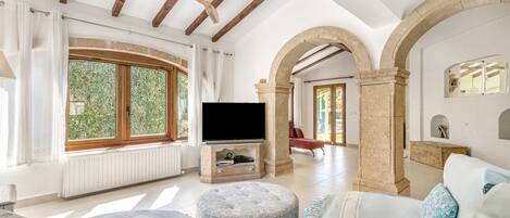 TV, fireplace, DVD player