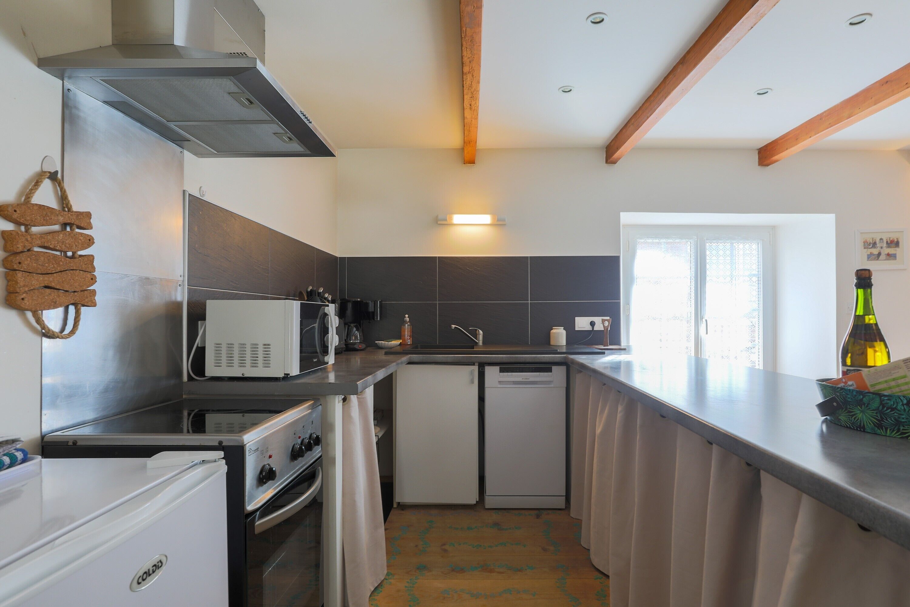 Køleskab, mikrobølgeovn, ovn, kogeplade