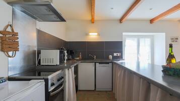 Køleskab, mikrobølgeovn, ovn, kogeplade