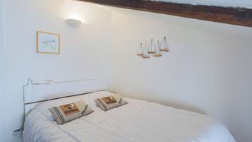 2 slaapkamers, een strijkplank/strijkijzer, gratis wifi, beddengoed