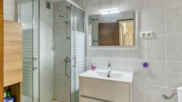 Een douche, een haardroger, handdoeken