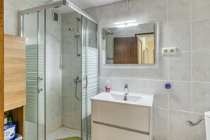 Een douche, een haardroger, handdoeken