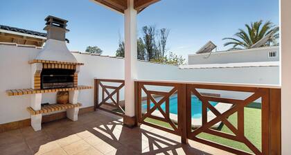 Casa de vacaciones 'Villa Novo Sancti Petri' con piscina privada, Wi-Fi y aire acondicionado