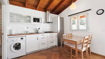 Jääkaappi, mikroaaltouuni, liesi, kahvin-/teenkeitin