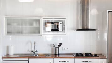 Refrigerador, microondas, parrilla de estufa y cafetera y tetera