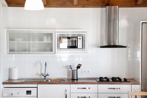 Jääkaappi, mikroaaltouuni, liesi, kahvin-/teenkeitin