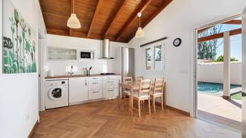 Kjøleskap, mikrobølgeovn, kokeplater og kaffetrakter/tekoker