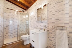 Dusj, hårføner og håndklær