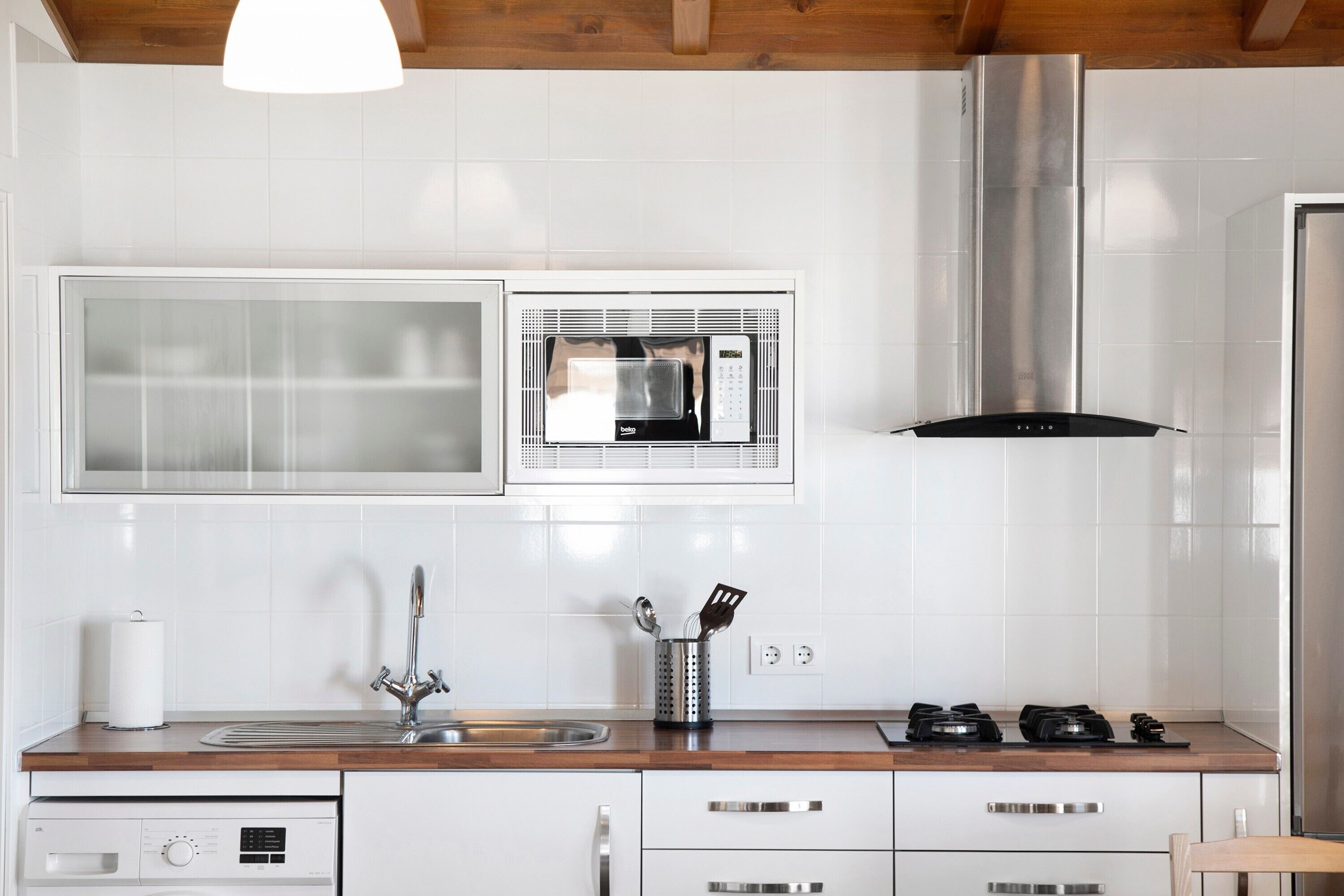 Kjøleskap, mikrobølgeovn, kokeplater og kaffetrakter/tekoker