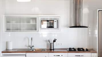 Kjøleskap, mikrobølgeovn, kokeplater og kaffetrakter/tekoker