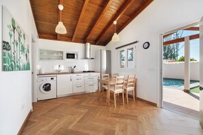 Frigorífico, microondas, placa de cocina y cafetera o tetera