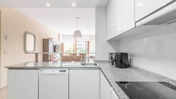 Refrigerador, microondas, horno, placa de cocina