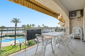 Outdoor dining - Apartment 'Los Flamencos I' with Shared Terrace, Wi-Fi and Air Conditioning (Miami Playa)