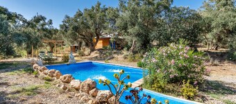 Vacation Home "Cabaña Shadú" with Mountain View, Shared Pool & Wi-Fi