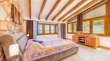 3 室のベッドルーム、アイロン / アイロン台、WiFi (無料)、ベッドシーツ