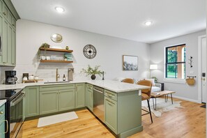 ثلاجة، ميكروويف، فرن، موقد طهي مسطح