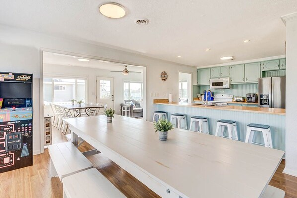 Dining - Splash | 545 ft to the beach | Private Pool and Hot Tub (Virginia Beach)