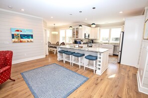 ثلاجة، ميكروويف، فرن، موقد طهي مسطح