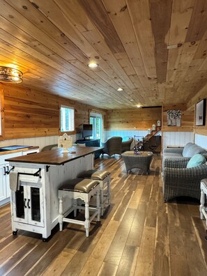 Interior - SILVER LAKE STUDIO - Located on Silver Lake & 9 miles from Letchworth State Park (Perry)