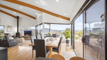 Deluxe House, Mountain View | 4 bedrooms, individually decorated, individually furnished, desk