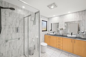 Luxury House, Mountain View | Bathroom | Shower, eco-friendly toiletries, hair dryer, towels