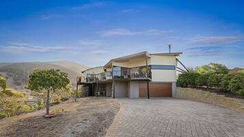 Deluxe House, Mountain View | 4 bedrooms, individually decorated, individually furnished, desk