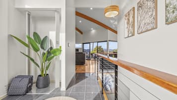 Deluxe House, Mountain View | 4 bedrooms, individually decorated, individually furnished, desk