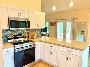 Fridge, microwave, oven, stovetop - Sunset Suzy's big island getaway
Close to volcano
New home (Keaau)