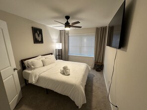 3 habitaciones, tabla de planchar con plancha, wifi y ropa de cama 