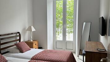 2 Schlafzimmer, Schreibtisch, Bügeleisen/Bügelbrett, Reisekinderbett