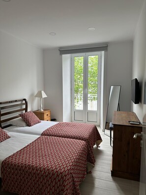 2 bedrooms, desk, iron/ironing board, travel crib - Azores Calheta INN Apartment T2 1 FRT (Ponta Delgada)