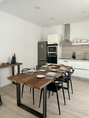 Een koelkast, een microgolfoven, een oven, een vaatwasser