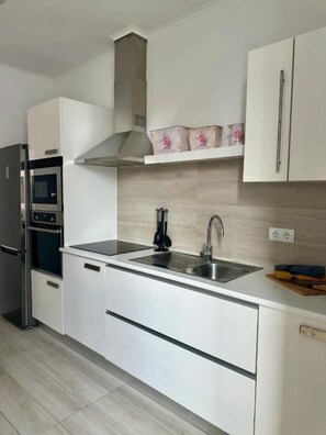 Fridge, microwave, oven, dishwasher - Azores Calheta INN Apartment T2 1 FRT (Ponta Delgada)