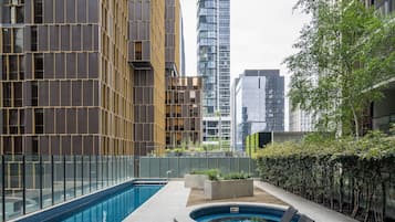 Una piscina al aire libre, tumbonas