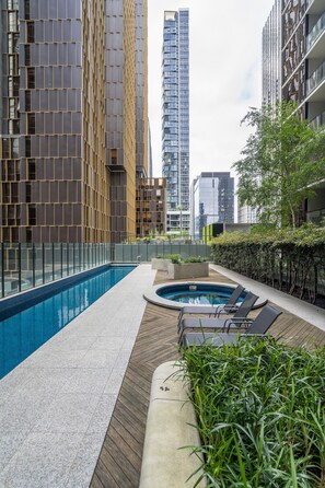 Outdoor pool, sun loungers - StayCentral - Oasis on Mackenzie (Melbourne)