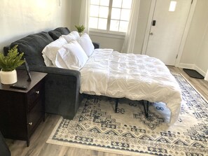 1 bedroom, iron/ironing board, WiFi, bed sheets - Houston Whiteside Cottage (Hutchinson)