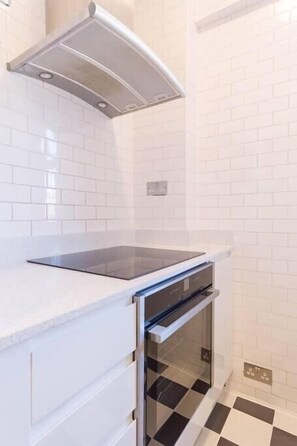 Frigorifero, microonde, forno, pentole/stoviglie/utensili