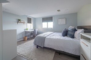 3 bedrooms, desk, iron/ironing board, travel cot - Charming 3-bedroom house with private waterfront, hot tub & close to dunes (Hart)