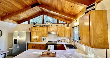 For the discerning guest! Cabin at Lilac Terrace 🌲⛷️with summer TH Lake Access.