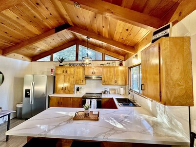 For the discerning guest! Cabin at Lilac Terrace 🌲⛷️with summer TH Lake Access.