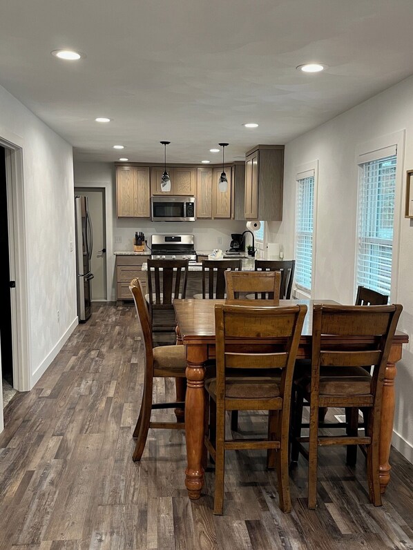 Dining - Remodeled home with pontoon rental 2 decks Private beach playground volleyball (Edgerton)