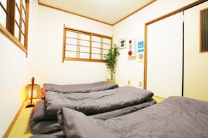 House | 3 bedrooms, free WiFi, bed sheets - Tsuruhashi Michi (Osaka)
